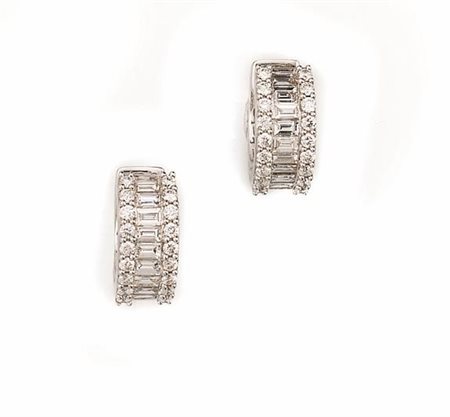 PAIO DI ORECCHINI IN ORO BIANCO E DIAMANTIciascuno realizzato a piccolo semi...