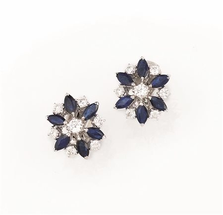 PAIO DI ORECCHINI IN ORO BIANCO, ZAFFIRI E DIAMANTIciascuno disegnato come...