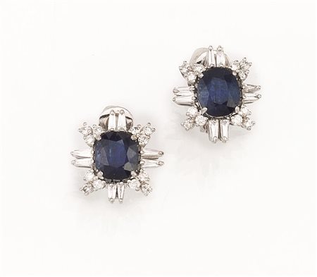 PAIO DI ORECCHINI IN ORO BIANCO,ZAFFIRI E DIAMANTIciascuno a corolla...