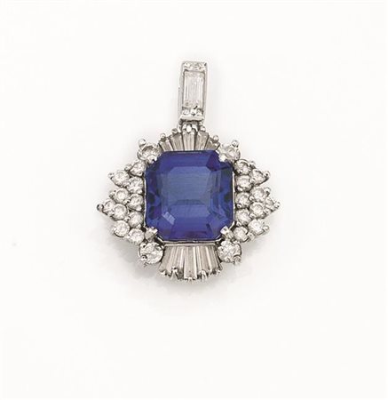 PENDENTE IN ORO BIANCO 14 K, TANZANITE E DIAMANTIal centro una tanzanite di...