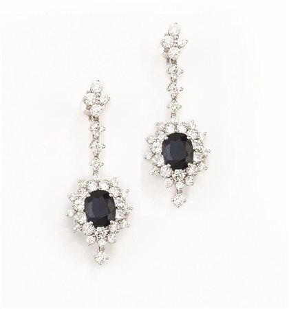 PAIO DI ORECCHINI PENDENTI IN ORO BIANCO, ZAFFIRI E DIAMANTIciascuno...