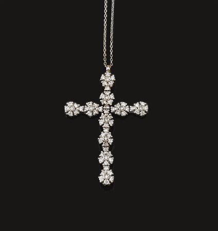 CROCE PENDENTE IN ORO BIANCO E DIAMANTIinteramente decorata in brillanti...