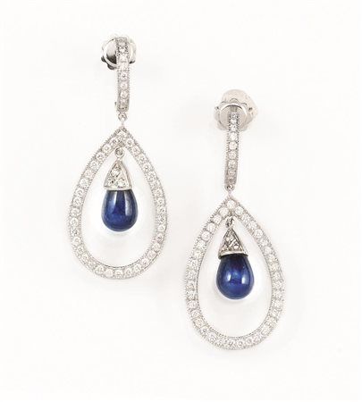 PAIO DI ORECCHINI PENDENTI IN ORO BIANCO, ZAFFIRI E DIAMANTIciascuno...