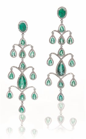 PAIO DI ORECCHINI PENDENTI IN ORO BIANCO, SMERALDI E DIAMANTIciascuno...