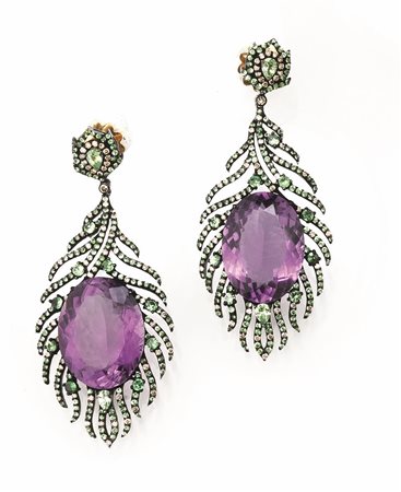 PAIO DI ORECCHINI PENDENTI IN ORO GIALLO, ARGENTO,&nbsp; TSAVORITI, AMETISTA...