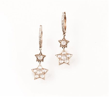 PAIO DI ORECCHINI PENDENTI IN ORO ROSA 14 K E DIAMANTIciascuno formato da...