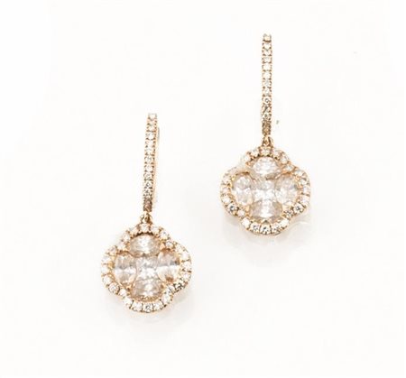 PAIO DI ORECCHINI PENDENTI IN ORO ROSA E DIAMANTIciascuno realizzato con...