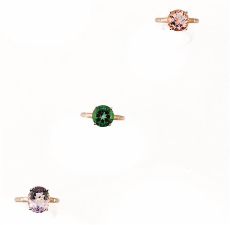 TRE ANELLI IN ORO ROSA CON PIETRE DI COLORE E DIAMANTIciascuno realizzato in...