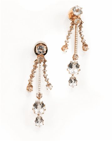 PAIO DI ORECCHINI PENDENTI IN ORO ROSA, TOPAZI INCOLORI E DIAMANTIciascuno...