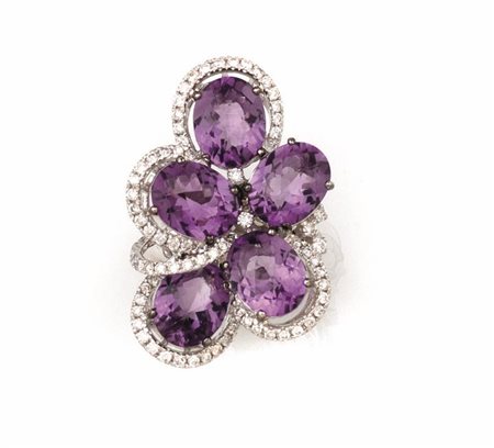 ANELLO IN ORO BIANCO, AMETISTE E DIAMANTIdisegnato come una corolla con...