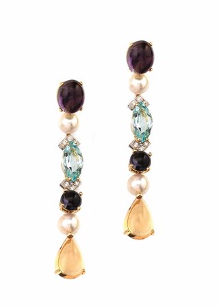 PAIO DI ORECCHINI PENDENTI IN ORO GIALLO, PERLE, ACQUEMARINE, AMETISTE,...