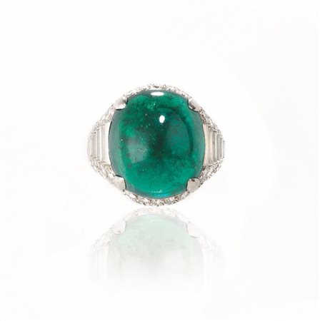 ANELLO 'TROMBINO' IN ORO BIANCO, SMERALDO E DIAMANTIprobabilmente Bulgari,...