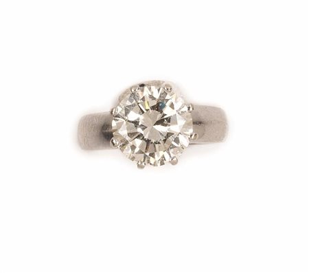 ANELLO IN ORO BIANCO E DIAMANTEcon diamante rotondo montato a griffe di 3.40...