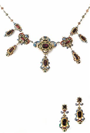 DEMI-PARURE, SEC. XIX, IN ORO GIALLO, GRANATI E SMALTI COMPOSTA DI COLLANA E...