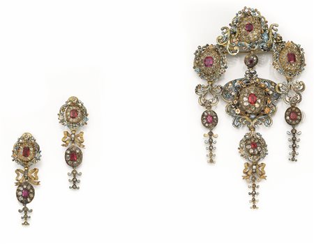 DEVANT DE CORSAGE E PAIO DI ORECCHINI PENDENTI, SEC. XX, IN ORO GIALLO,...