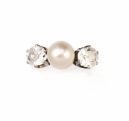 ANELLO IN ORO BIANCO, PERLA E DIAMANTIdecorato con perla centrale diametro...