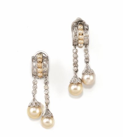 PAIO DI ORECCHINI IN PLATINO, ORO BIANCO,PERLE E DIAMANTIciascuno formato da...