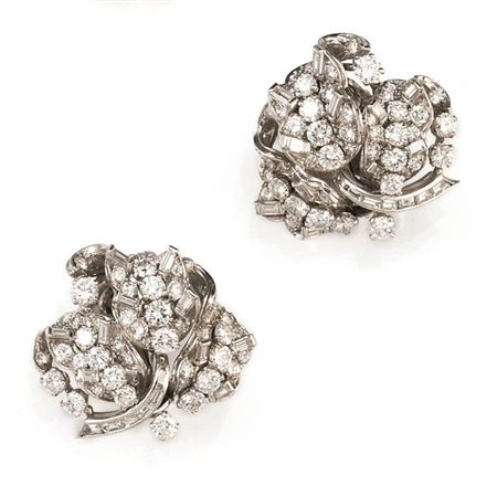 PAIO DI ORECCHINI IN PLATINO, ORO BIANCO, DIAMANTI E PLATINOciascuno...