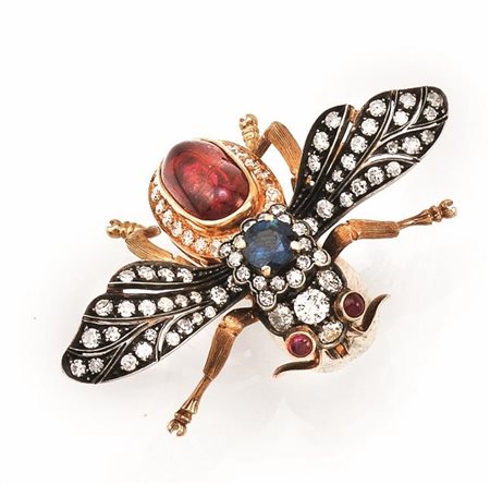 SPILLA IN ORO GIALLO, ARGENTO, RUBINO, ZAFFIRO E DIAMANTIdeisegnata come una...