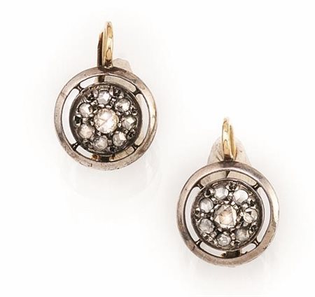 PAIO DI ORECCHINI IN ORO GIALLO, ARGENTO E DIAMANTIciascuno a monachella a...