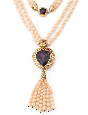 LUNGA COLLANA IN ORO GIALLO, CORALLO PEAU D'ANGE, AMETISTE E DIAMANTIa due...