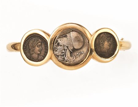 BRACCIALE, BULGARI, IN ORO GIALLO E MONETE ANTICHEa cerchio decorato al...