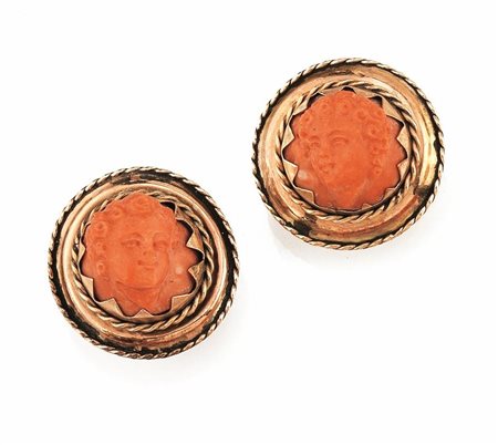 PAIO DI ORECCHINI IN ORO GIALLO, ORO A BASSO TITOLO E CORALLOciascuno con...
