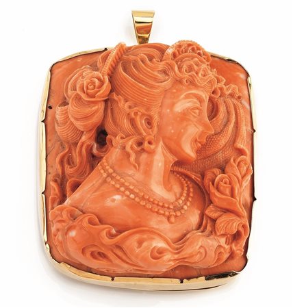 GRANDE PENDENTE IN ORO GIALLO E CORALLOdi forma rettangolare in corallo...