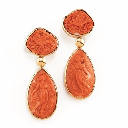 PAIO DI ORECCHINI PENDENTI IN ORO GIALLO E CORALLOciascuno con corallo...