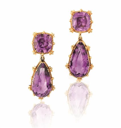 PAIO DI ORECCHINI PENDENTI IN ORO GIALLO E AMETISTAciascuno in oro lavorato a...