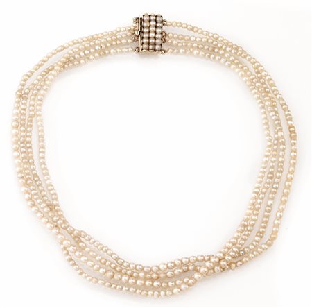 COLLANA IN ORO GIALLO E PERLE NATURALIrealizzata a quattro fili di perle...