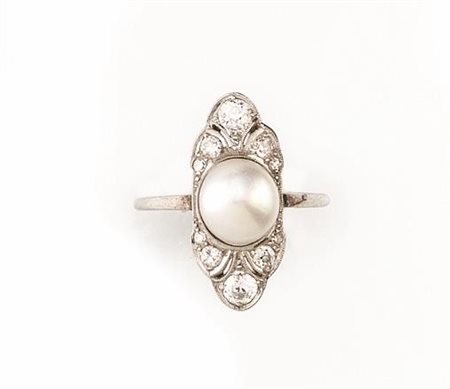ANELLO IN ORO BIANCO, PERLA NATURALE E DIAMANTImodellato come una marquise...