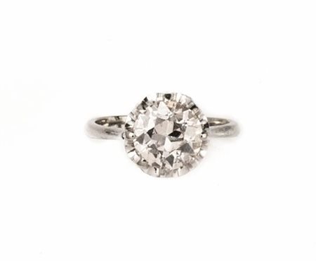 ANELLO IN ORO BIANCO E DIAMANTEal centro di una montatura ondulata a corolla...