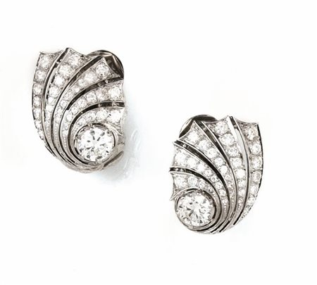 PAIO DI ORECCHINI IN PLATINO, ORO BIANCO E DIAMANTIciascuno con brillante di...