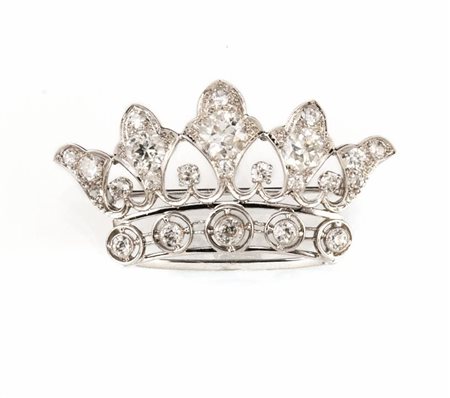 SPILLA IN ORO BIANCO E DIAMANTIdisegnata come una corona interamente...
