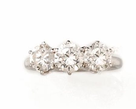 ANELLO 'TRILOGY' IN ORO BIANCO E DIAMANTIrealizzato ad una fila di tre...