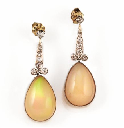PAIO DI ORECCHINI PENDENTI IN ORO ROSA, ORO BIANCO, OPALI E DIAMANTIciascuno...