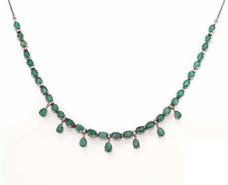 COLLANA IN ORO BIANCO, SMERALDI E DIAMANTIrealizzata ad una linea di smeraldi...