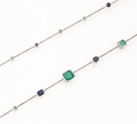 LUNGA CATENA IN ORO BIANCO, ZAFFIRI E SMERALDIrealizzata con anelli sottili...