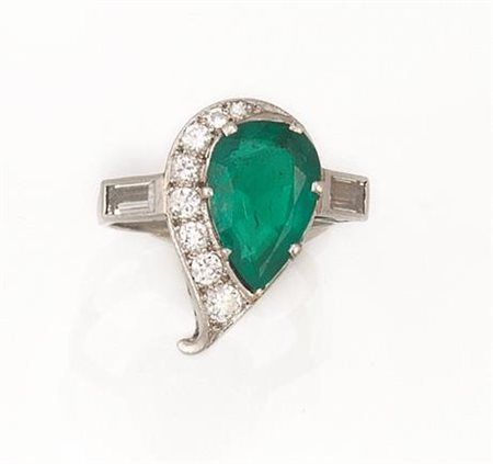 ANELLO&nbsp; IN PLATINO,&nbsp; ORO BIANCO, SMERALDO E DIAMANTIcon smeraldo a...