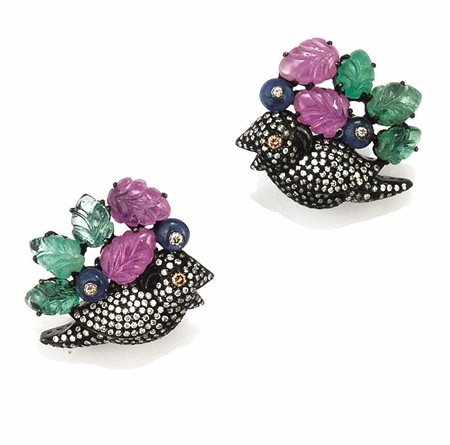 PAIO DI ORECCHINI IN ORO BRUNITO, ORO GIALLO, RUBINI, ZAFFIRI, SMERALDI E...