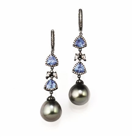 PAIO DI ORECCHINI PENDENTI IN ORO BRUNITO, ARGENTO, TANZANITI, PERLE TAHITI E...