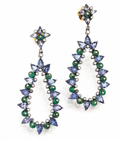 PAIO DI ORECCHINI PENDENTI IN ORO BRUNITO, ORO GIALLO, ARGENTO, SMERALDI,...