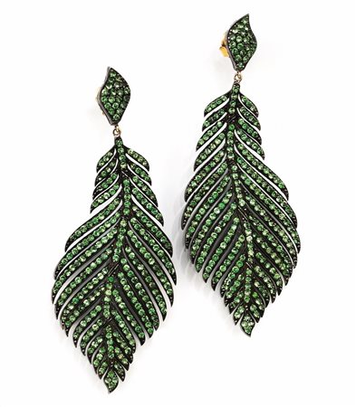 PAIO DI ORECCHINI PENDENTI IN ORO BRUNITO, ORO GIALLO E GRANATI VERDIciascuno...