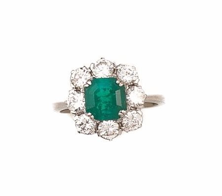 ANELLO IN ORO BIANCO, SMERALDO E DIAMANTIa margherita con smeraldo...