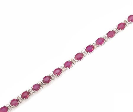 BRACCIALE IN ORO BIANCO, RUBINI E DIAMANTIad una fila di venticinque rubini...