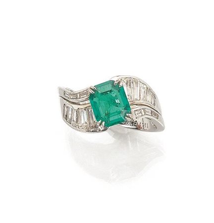 ANELLO, TORRINI, IN ORO BIANCO, SMERALDO E DIAMANTIdisegnato come una fascia...