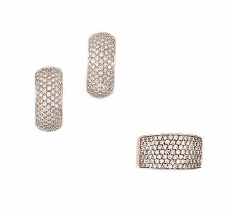 PAIO DI ORECCHINI E ANELLO IN ORO BIANCO E DIAMANTI ciascun orecchino a...