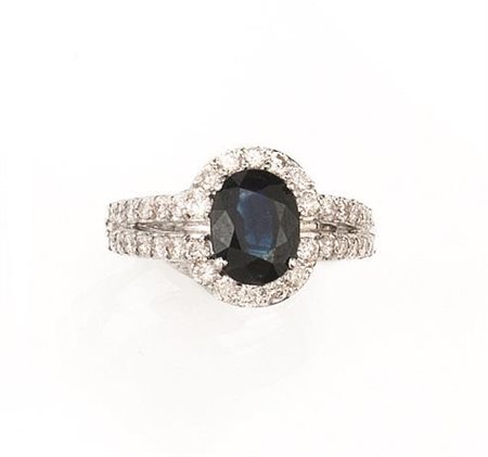 ANELLO IN ORO BIANCO, ZAFFIRO E DIAMANTImodellato a doppia linea di...
