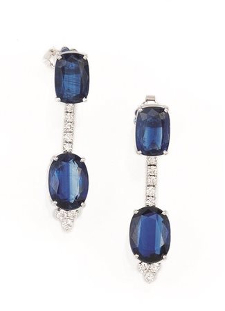 PAIO DI ORECCHINI PENDENTI IN ORO BIANCO, SPINELLI BLU E DIAMANTIciascuno...
